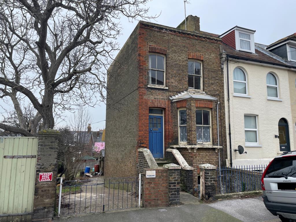 Lot: 134 - END-TERRACE HOUSE FOR REFURBISHMENT - Three storey end-terrace house